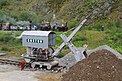 Dampfbagger und zwei Dampfloks im Threlkeld Quarry & Mining Museum