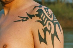 Ein Tribal-Tattoo