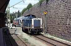 Wartezeichen für Rangierfahrten in den Personenbahnhof hinein. Links die Rampe des Güterschuppens