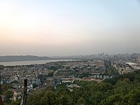 Panorama Kota Hangzhou dan Danau Barat dilihat dari lantai atas Paviliun Chenghuang