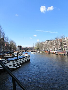 Vue du Snoekjesgracht et de ses péniches habitables. On aperçoit le Waalseilandbrug (pont 283) en arrière-plan