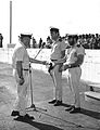 5 iunie 1974 - La încheierea misiunii sale la copmanda flotilei, Barkai primește drapelul comandantului ca suvenir de la plutonierul Mordehai Atzmon; alături este prezent locotonent-colonelul Mikha Lazarus