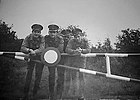 Żołnierze strażnicy WOP Krzyżkowice przy szlabanie granicznym w rej. znaku gran. nr IV/129 (1979)