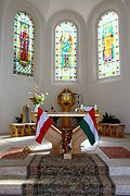 Osztrák és magyar zászló az oltár előtt