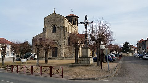 Vue de la façade depuis la place de l'Église.