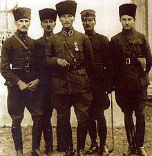 İsmail Hakkı tekçe (sağdan ikinci) Mustafa Kemal Paşa ile görülüyor