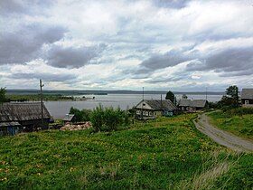 Озеро в деревне Сельги