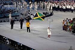 Als einziger Athlet aus Jamaika trägt Errol Kerr die Flagge des Landes bei der olympischen Eröffnungsfeier in Vancouver