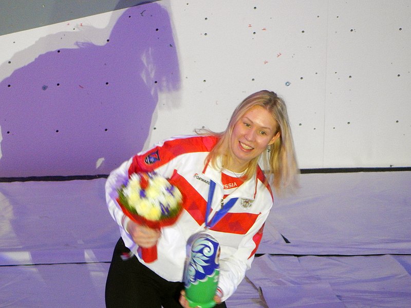 По окончанию соревновательного дня, Елизавета Иванова долго не покидала стадион, позировав с медалью на камеры