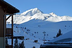 Zicht op de Aiguille Grive en Roc du Grand Renard (rechts) vanaf Arc 2000 in het noordoosten