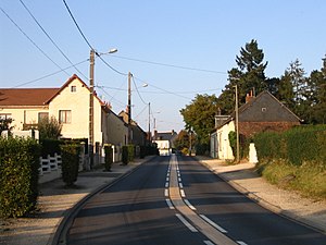 Une des rues principales d'Arrou, celle venant de Courtalain.