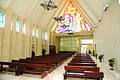 Interiér kostola s veľkoplošnou vitrážou