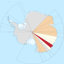 מיקום חוף באנזארה (אדום) בארץ וילקס (צהוב) בטריטוריה האנטארקטית האוסטרלית (כתום)