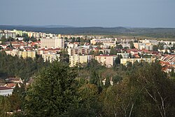 Nové Dvory ze skály v Máchových sadech u nemocnice. Po levé straně nejstarší panelová zástavba, po pravé straně ulice Křížová