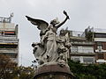 Détail du monument de la France à l'Argentine, avec les figures allégoriques nationales des deux pays se tenant la main.
