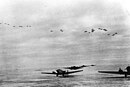 מטוסי תובלה גרמניים מסוג יונקרס Ju 52 בשדה תעופה בכיס, באוויר מטוסים מסוג שטוקה