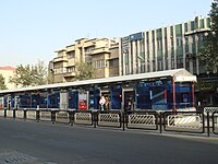 Автобусна зупинка на особливих автобусних маршрутах. Автобуси обладнані лівосторонніми дверима. 2 дверей — 2 черги: окремо для чоловіків та жінок