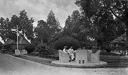 Dua orang Belanda dalam taman Van Limburg Stirum di jalan dari Tanjung Raja ke Palembang (1926)