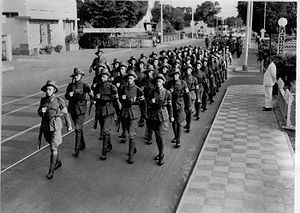 COLLECTIE TROPENMUSEUM Militairen tijdens de Niau (Nederlandsch Indische Athletiek Unie) wandelmars Soerabaja TMnr 60007159.jpg