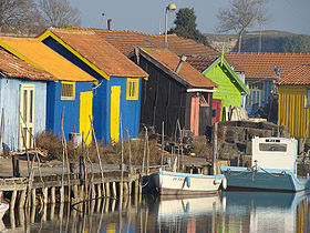 Les cabanes ostréicoles sont peintes de couleurs vives