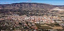 Caudete con la Sierra Oliva al fondo