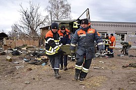 ГСЧС Украины убирает мёртвые тела в городе Тростянец