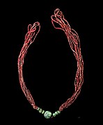 Collar en pelos de murciélago con colgante de jade (finales del siglo XIX).