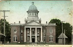 Scott County Courthouse i Forest.