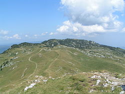 Pohled na vrchol ze sousední hory Le Reculet