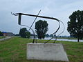 Cuijk, le taureau au bord de la Meuse, au fond l'église Saint-Martin.