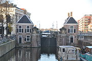 De Hondsbossche Sluis, ten westen van de Wilhelminasluis, is in het vaarseizoen in bedrijf.