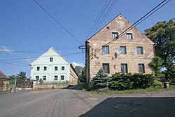 Dům čp. 13 (vpravo) a 17