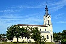 Vue de la façade est de l'église du village de Noironte.