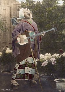 Photo de goze chantant et jouant du shamisen