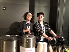 Bénévoles du festival servant le vin chaud à l'Alhambra au festival Les Créatives 24 novembre 2018