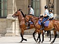 Guardas patrulhando a cidade de Louvre.