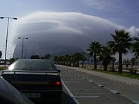 Nube de Levante formándose sobre el lado Este del Peñón de Gibraltar.