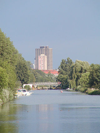 Der Stichkanal, geradeaus der Verbindungskanal zur Leine mit Leineabstiegsschleuse, im Hintergrund das Ihmezentrum