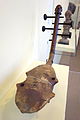 Harpe, peut-être du peuple Zande, RD Congo, bois, cuir, fibre - Fitchburg Art Museum