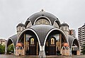 La chiesa di San Clemente di Ocrida. Progettata da Slavko Brezovski e consacrata nel 1990, è a pianta rotonda ed è composta solo da cupole e archi.