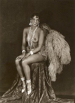 Joséphine Baker de son vrai nom Freda Josephine McDonald (née le 3 juin 1906 à Saint-Louis, Missouri, et décédée le 12 avril 1975 à Paris), est une célèbre chanteuse, danseuse et meneuse de revue.