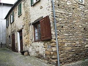 Pezzolo. Angoli suggestivi del centro storico. La "casa di Carissima" col micio alla finestra.