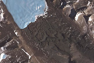 ASTER-Satellitenbild des Labyrinths; links oben der Obere Wright-Gletscher, links unten Asgard Range, rechts oben Olympus Range, rechts unten North Fork