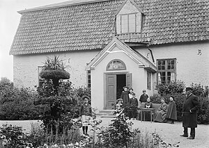 Ekstensholm gårds ägare ingenjör Gustaf Filip von Schantz med familjen framför huvudbyggnaden år 1904.