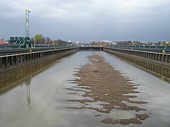 Zu Wartungsarbeiten geleerte Brücke.