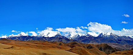 RN G318 au col de Tong La (5 150 m): vue sur le massif du Lapche Kang (7 367 m), .