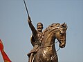 Etatua de Shivaji Maharaj junto al fuerte