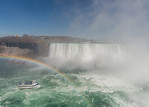 图为马蹄瀑布的西侧景观，图中可见正在靠近的雾中女仆7号，因瀑布引发的大量水汽使得一道彩虹清晰可见。