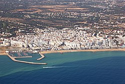 Veduta aerea di Quarteira con la marina de Cavacos in primo piano