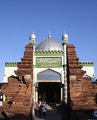 O candi bentar de estilo Majapait da Mesquita Menara Kudus